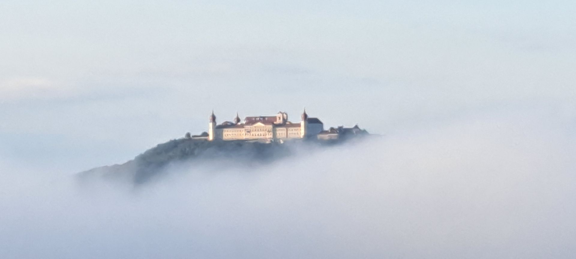 Der Blick über Krems führt direkt gegenüber zum Stift Göttweig.