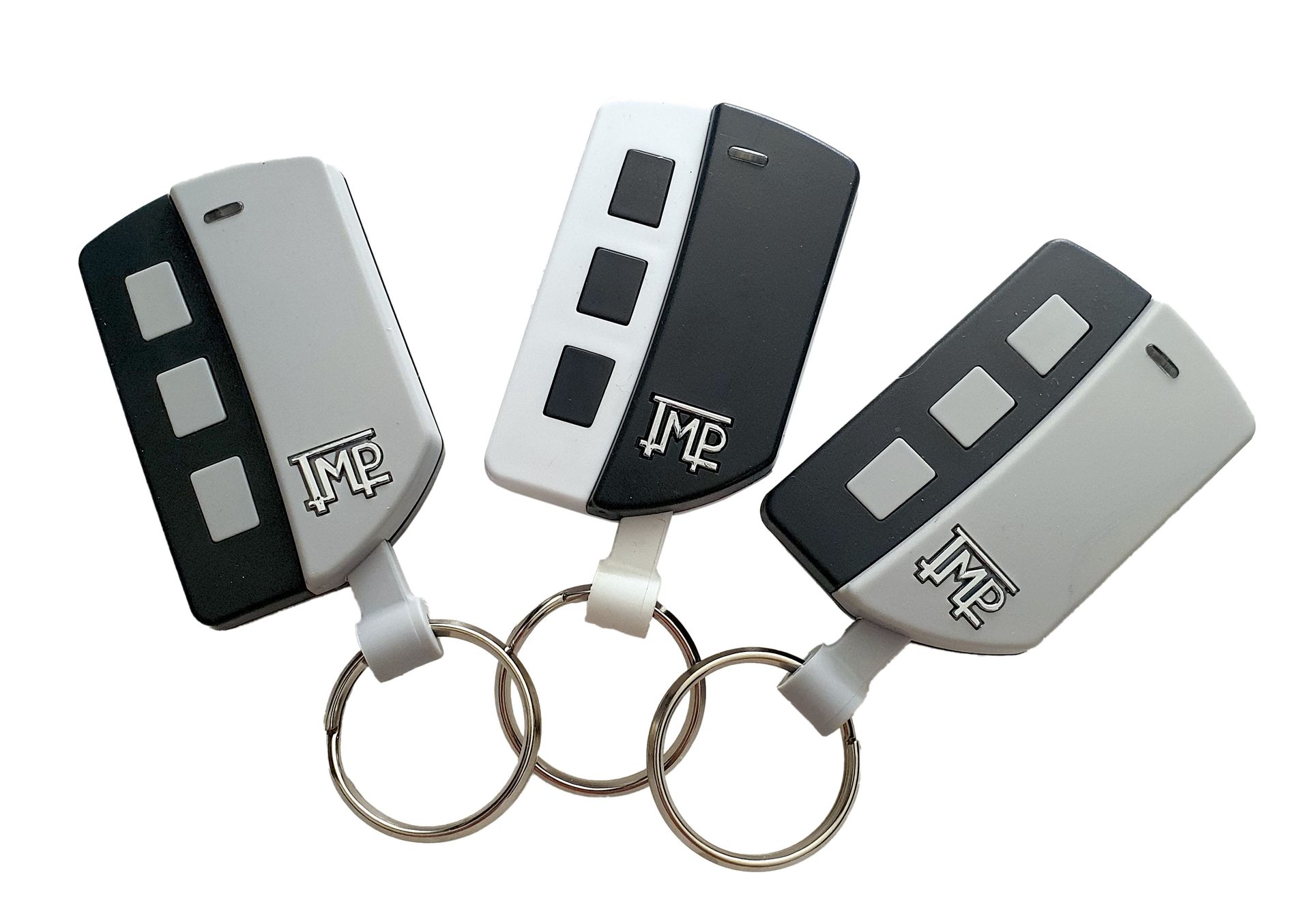 Tres llaveros remotos acoplados a llaveros; diseño de dos tonos con botones, en esquemas de color plateado y negro.