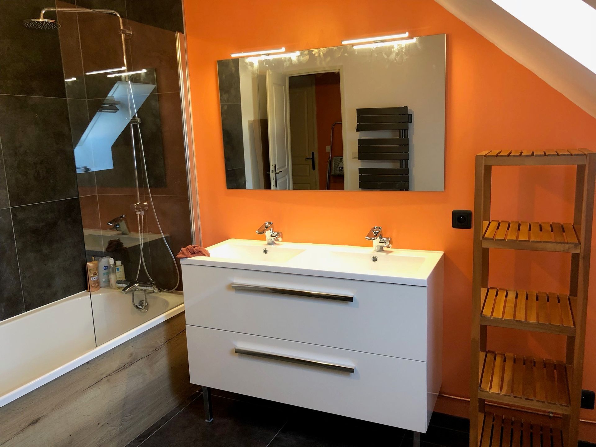 Salle de bains avec mur orange