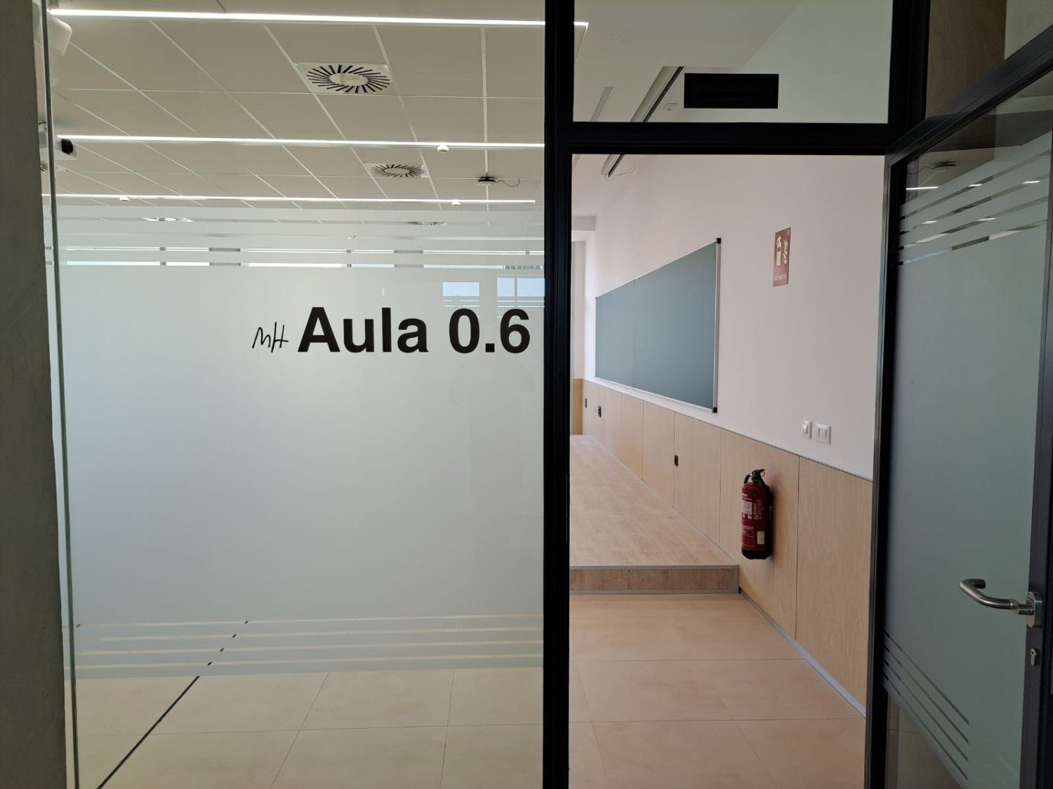 Una puerta de cristal con la etiqueta 