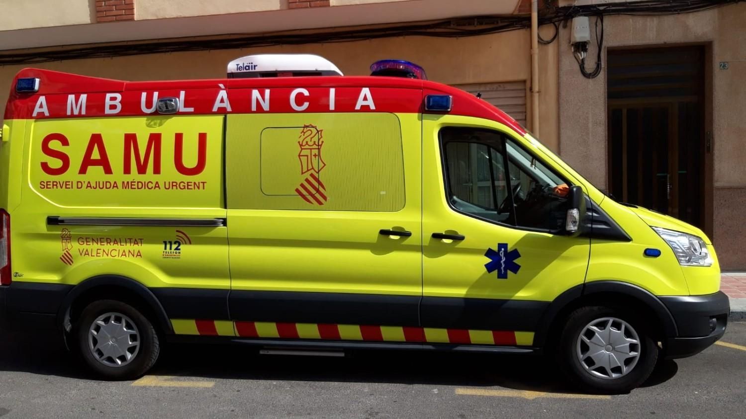 Una ambulancia médica SAMU de color amarillo brillante, con detalles en rojo y el símbolo de la Estrella de la Vida, estaba estacionada en la calle.