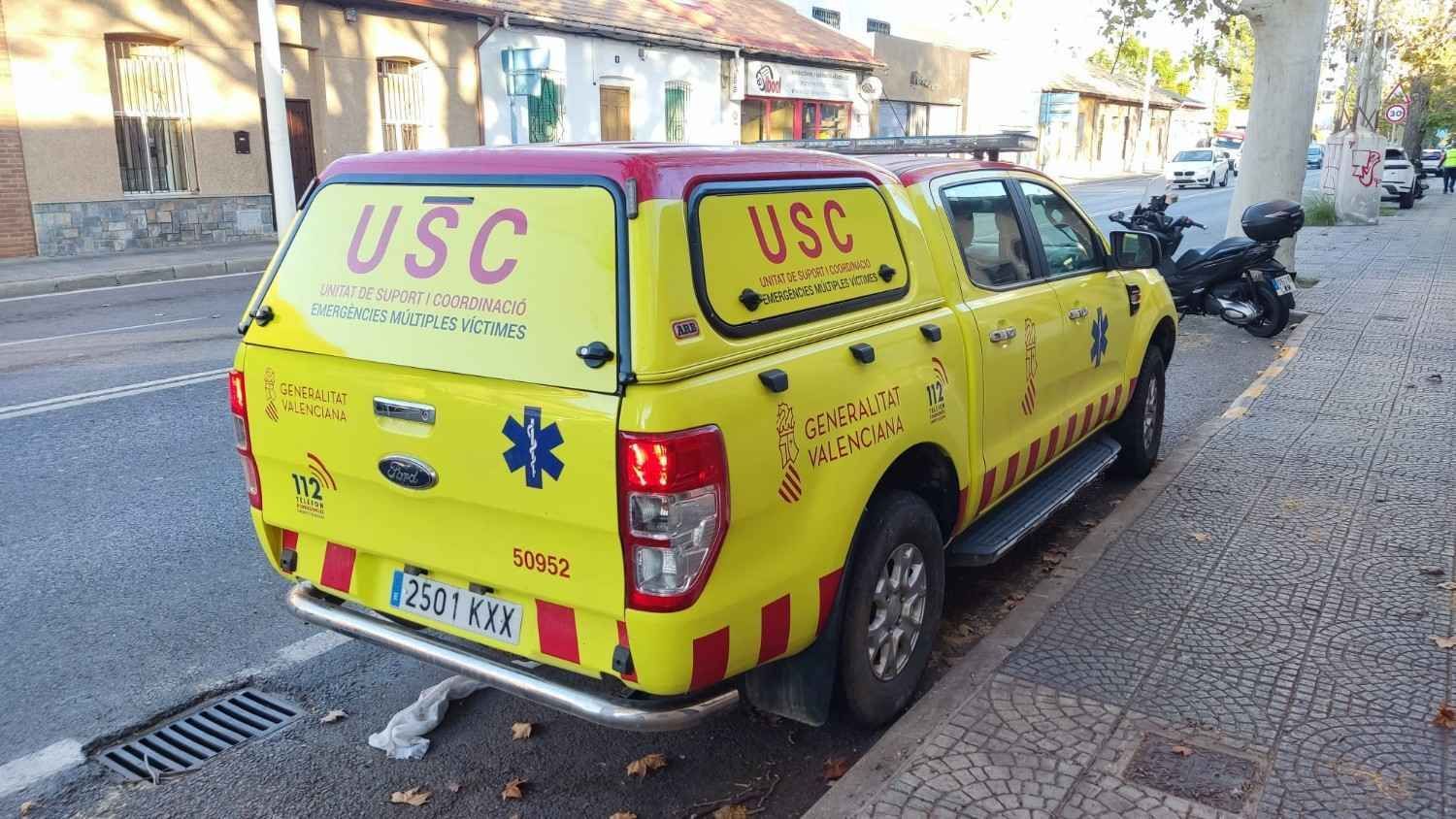 Una camioneta amarilla de respuesta a emergencias de la USC estacionada en una calle empedrada.