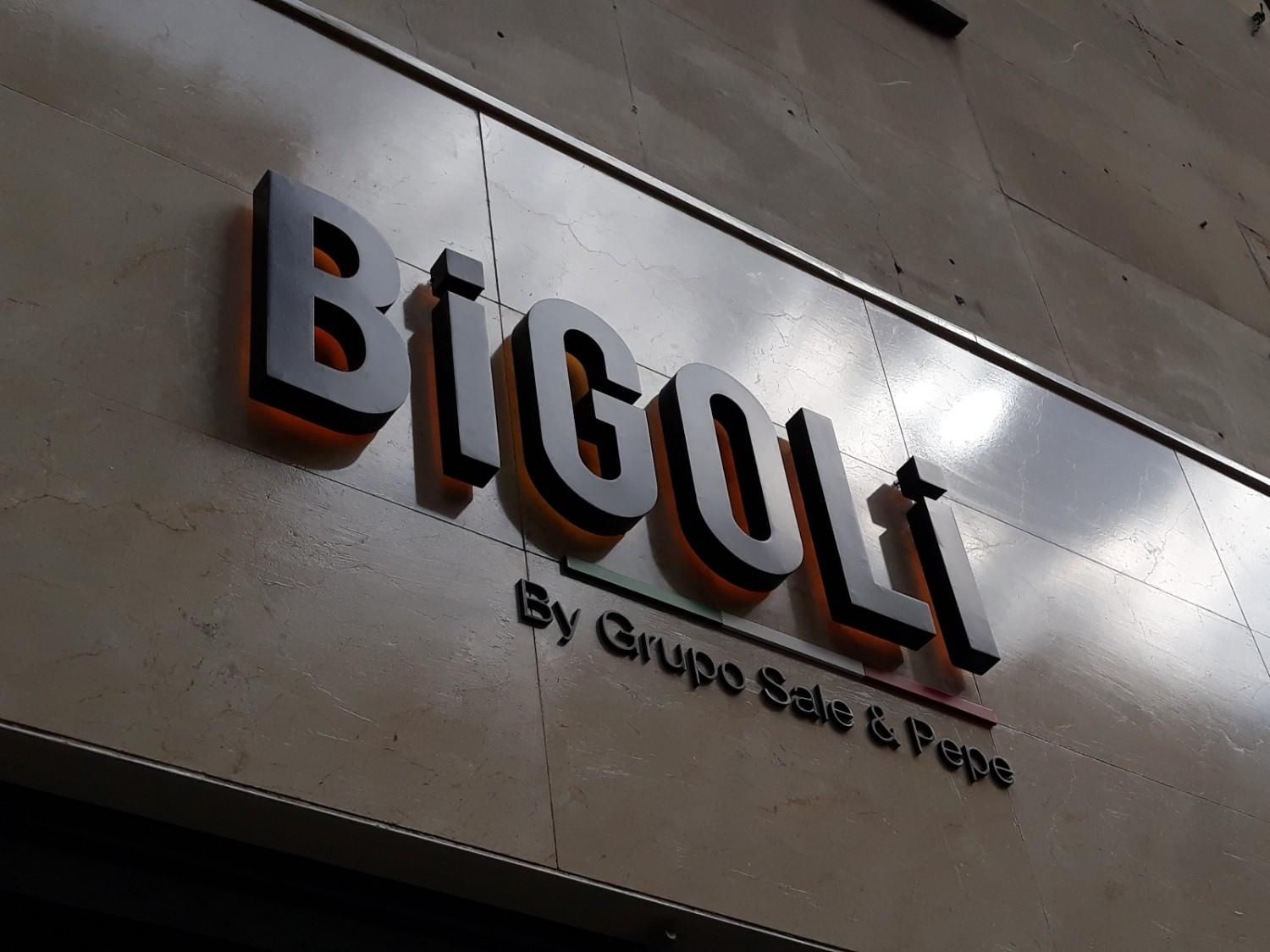 Un letrero en 3D sobre una pared de piedra beige con la palabra 