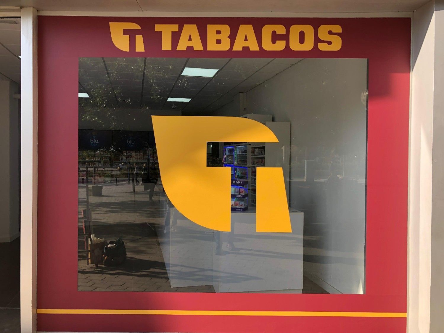 Escaparate con fachada roja, letrero dorado 