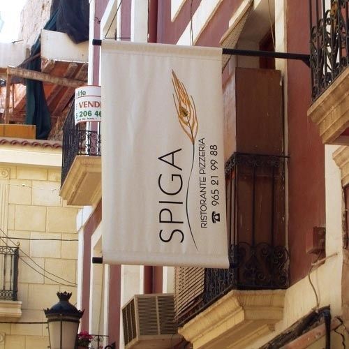 Un letrero vertical de 