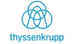 El logotipo azul de ThyssenKrupp, que consiste en tres círculos que se cruzan, se encuentra encima del nombre de la empresa en minúsculas.