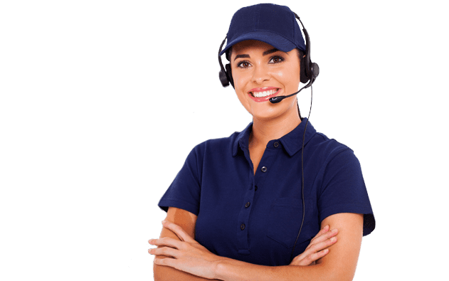 Agente de atención al cliente sonriente con uniforme azul y auriculares, con los brazos cruzados sobre un fondo blanco.
