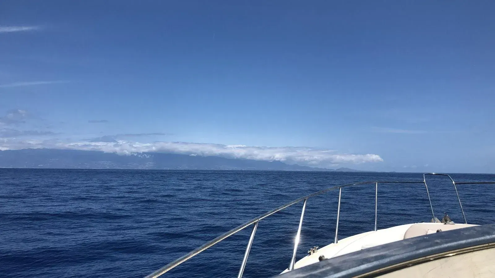 Icono de marcador de posición gris claro con un sol y montañas sobre fondo blanco