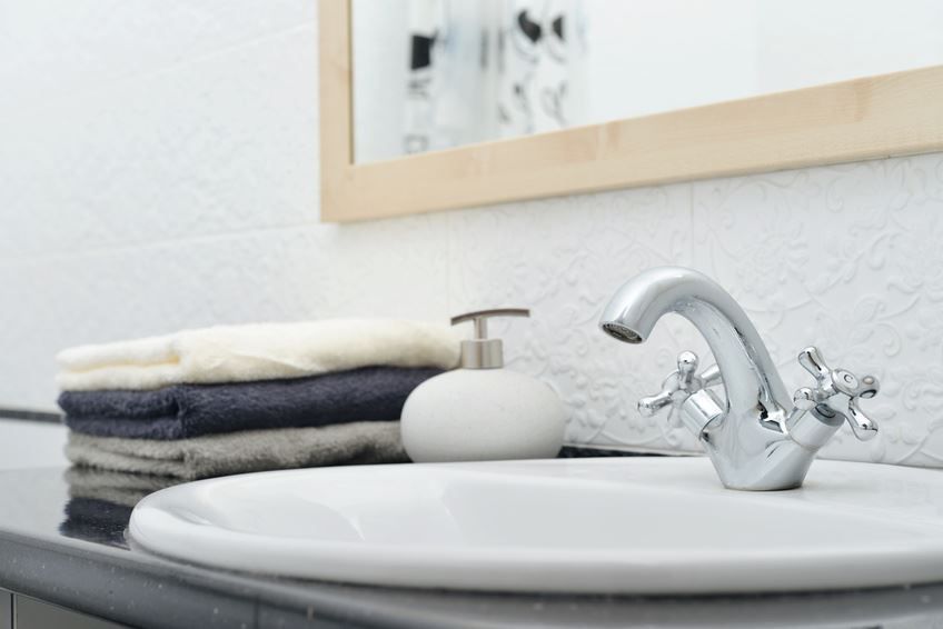 Sauberer Waschbecken in einem Badezimmer