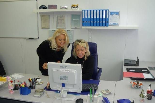 Zwei Mitarbeiterinnen am Computer im Büro
