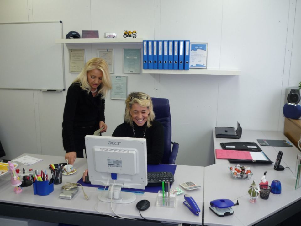 Zwei Mitarbeiterinnen am Computer im Büro