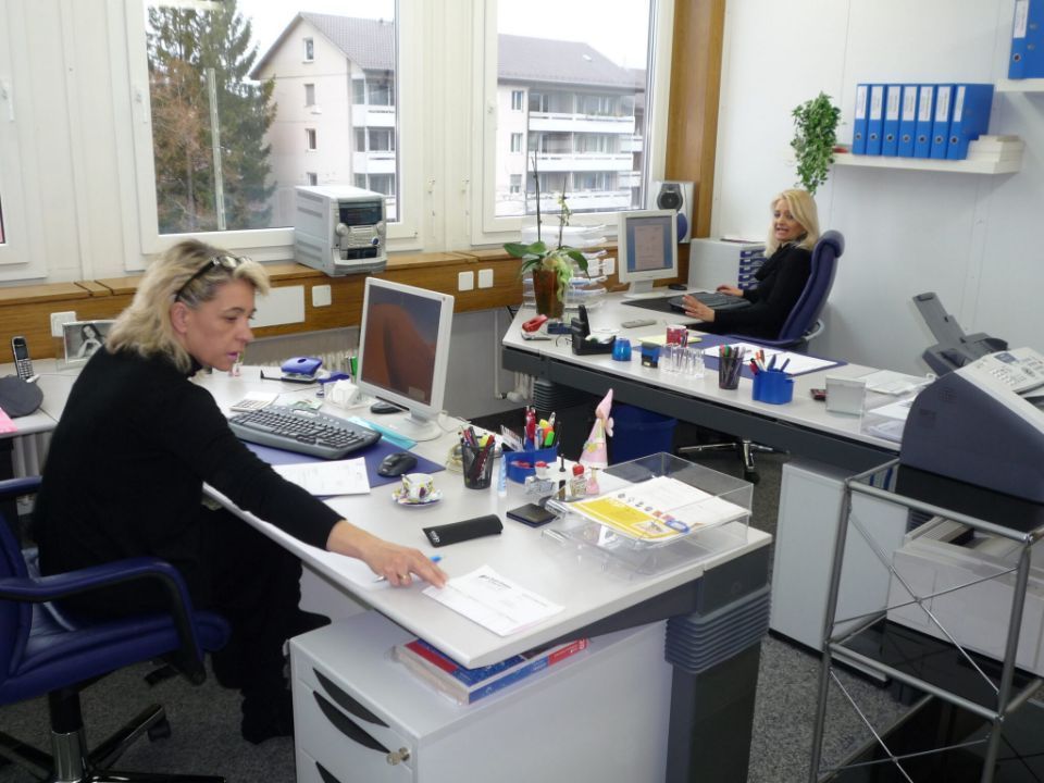 Zwei Mitarbeiterinnen am Computer im Büro