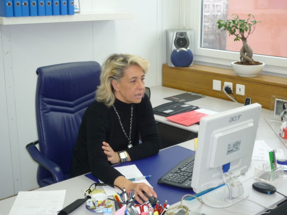 Eine Mitarbeiterin am Computer im Büro