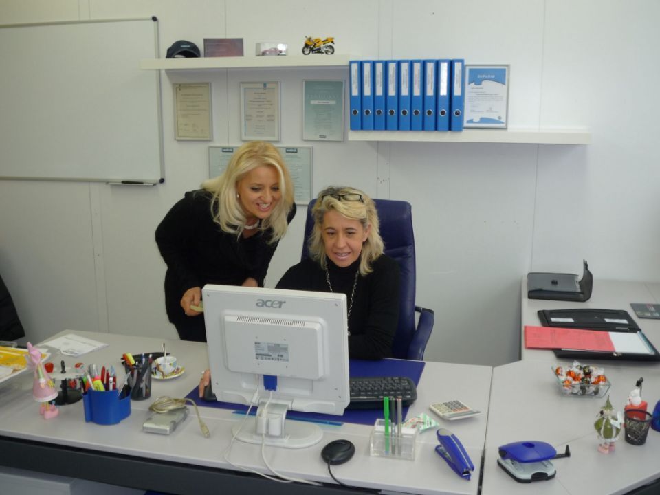 Zwei Mitarbeiterinnen am Computer im Büro
