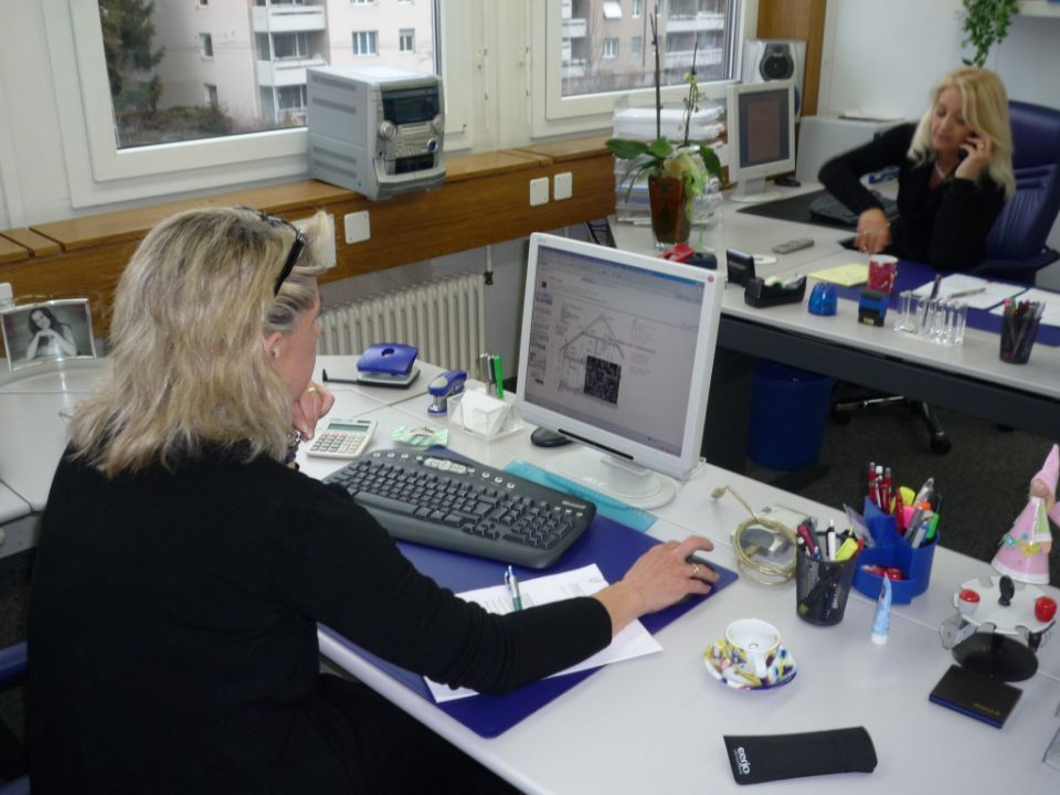 Zwei Mitarbeiterinnen am Computer im Büro