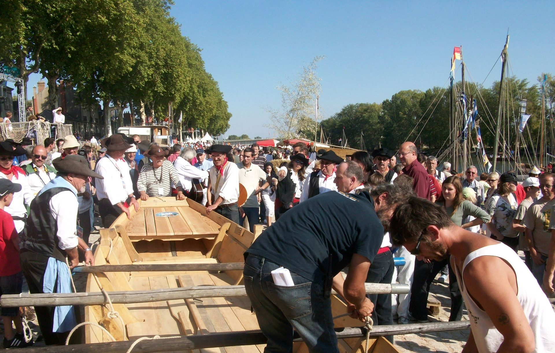 Bateaux en bois en construction dans les ateliers