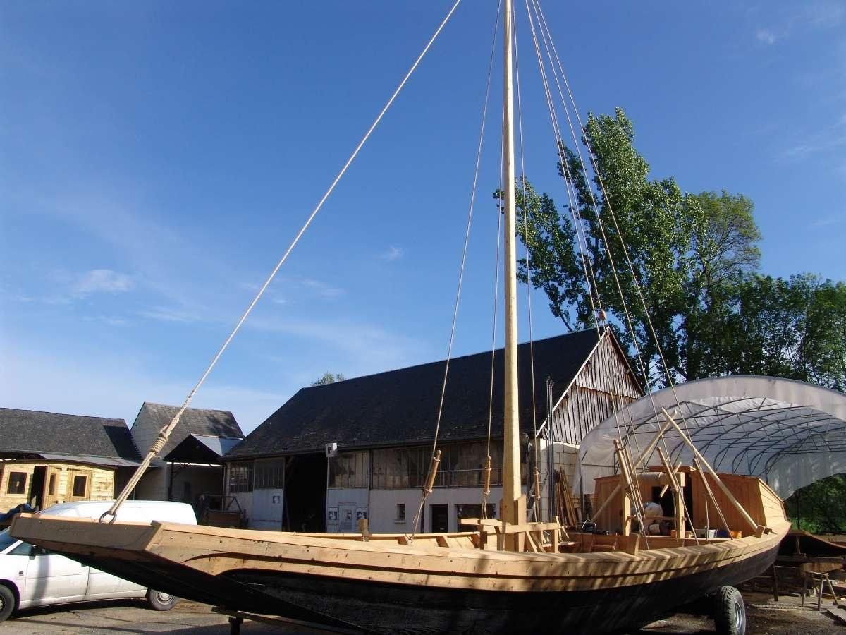 Bateau en bois de Loire devant les ateliers