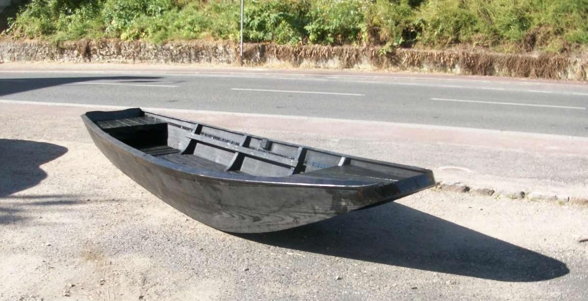 Barque en bois vue de côté