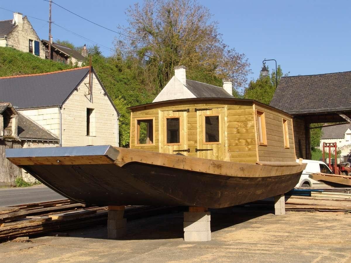 Bateau en bois avec cabine en phase de fabrication