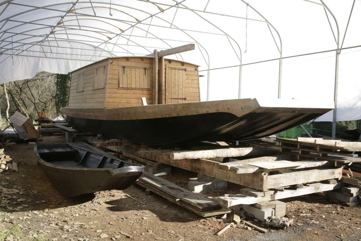 Toue cabanée en construction dans les ateliers