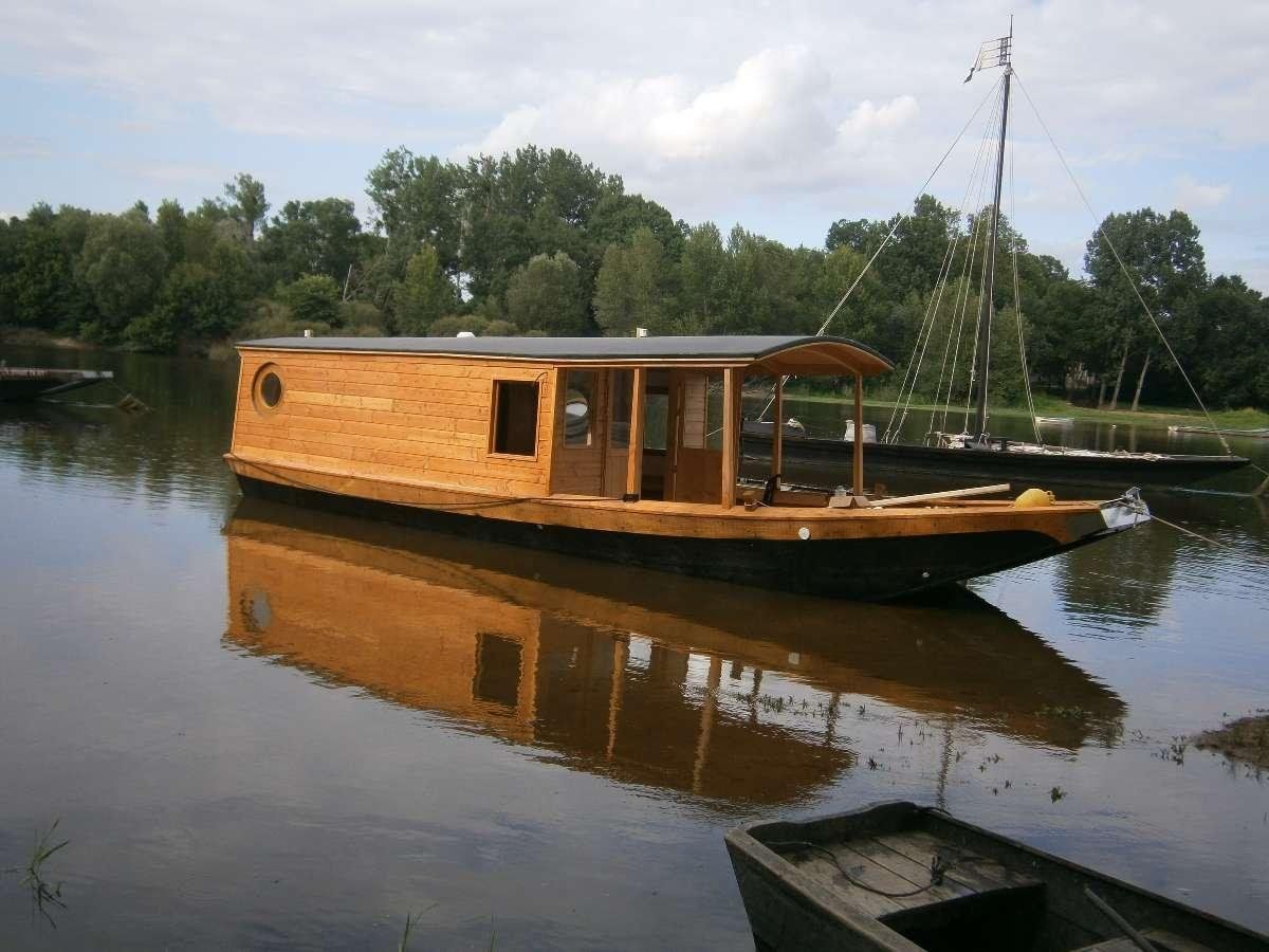 Toue cabanée en bois sur l'eau