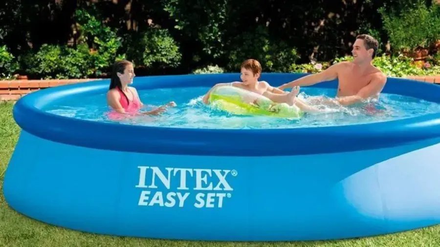 Piscina hinchable azul Intex Easy Set con tres personas jugando en el agua al aire libre.