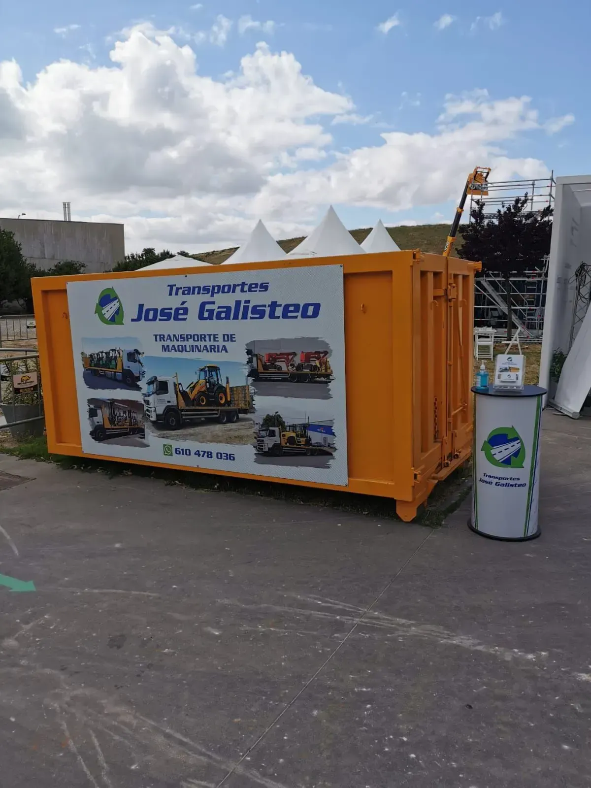 Contenedor de transporte naranja con un letrero de