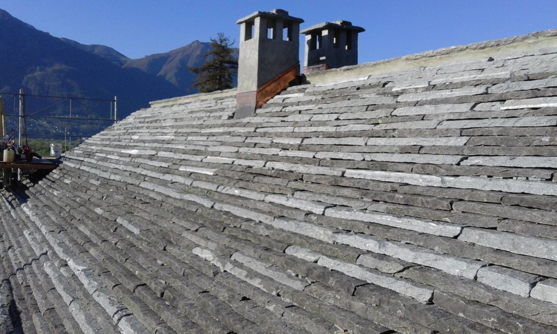 Dettaglio tetto in piode - Marco Longhi Costruzioni