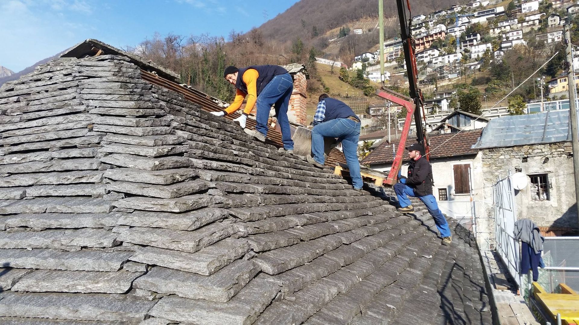 Posa piode con operai - Marco Longhi Costruzioni