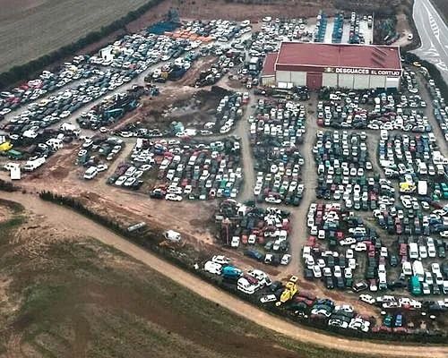 Una vista aérea de un gran estacionamiento lleno de muchos autos.