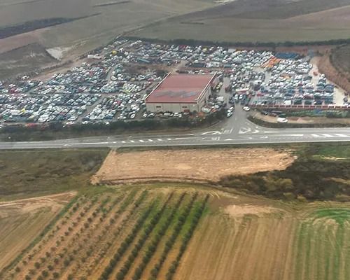 Una vista aérea de un estacionamiento lleno de muchos autos.