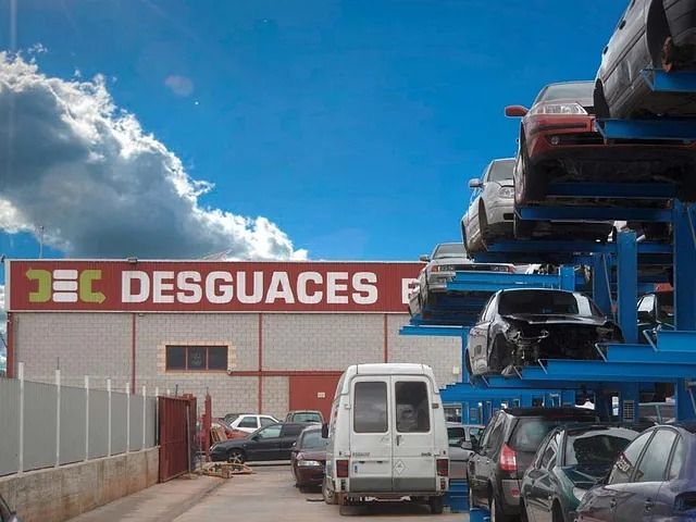 Un edificio que tiene la palabra desguaces