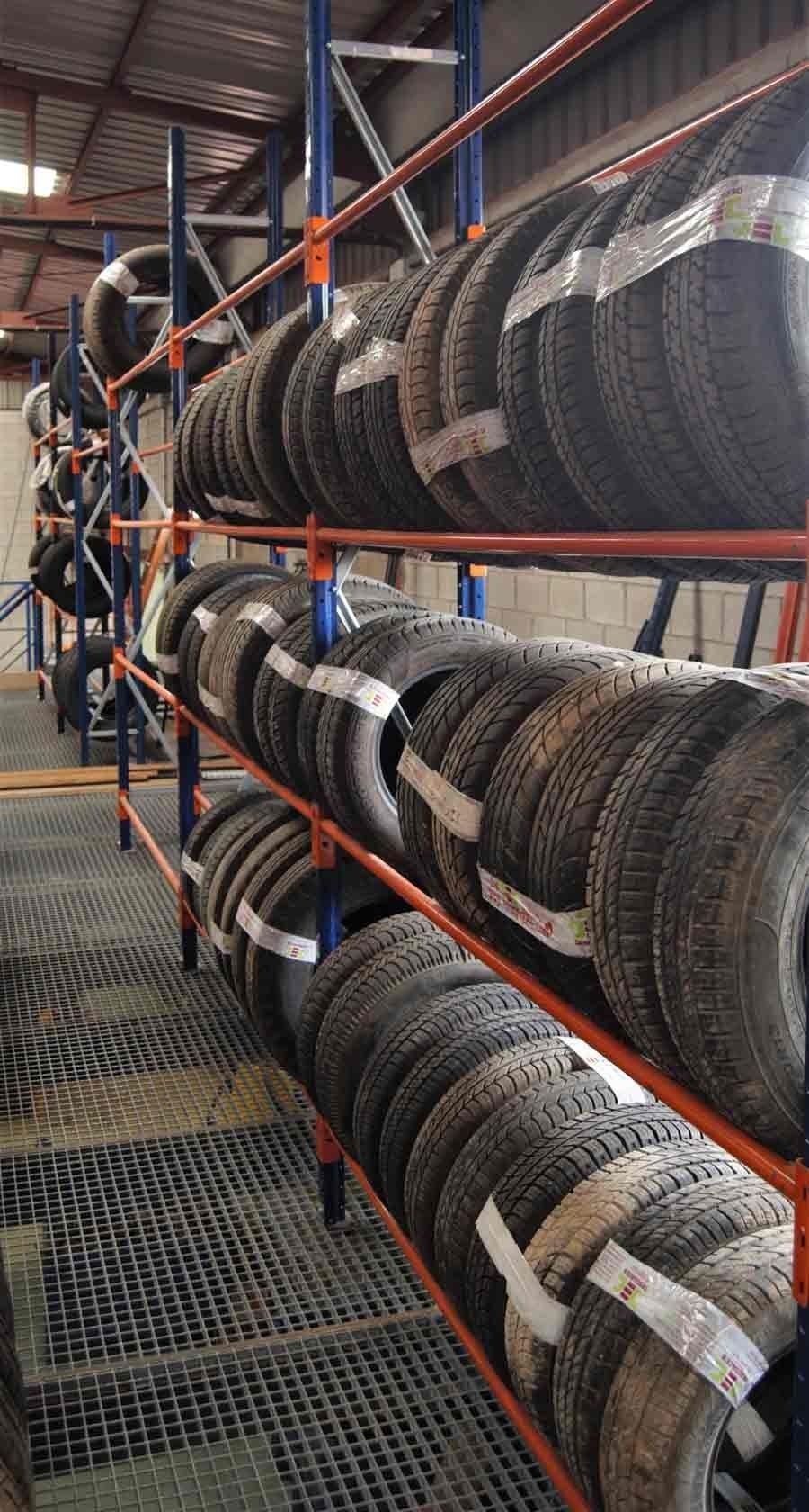 Un almacén lleno de muchos neumáticos en estantes.
