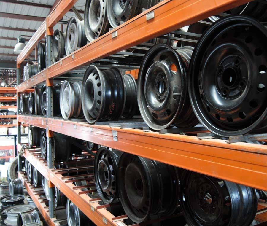 Un almacén lleno de muchos tipos diferentes de ruedas.