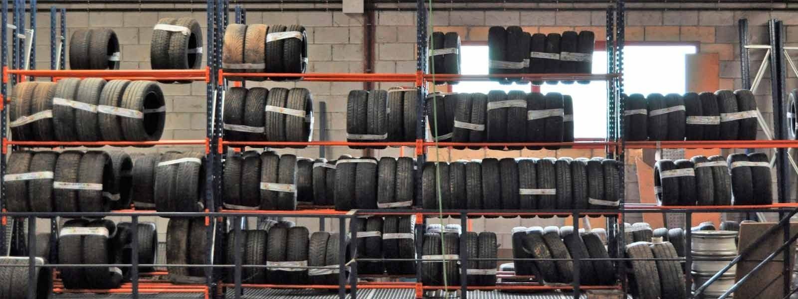 Un almacén lleno de muchos neumáticos en estantes.