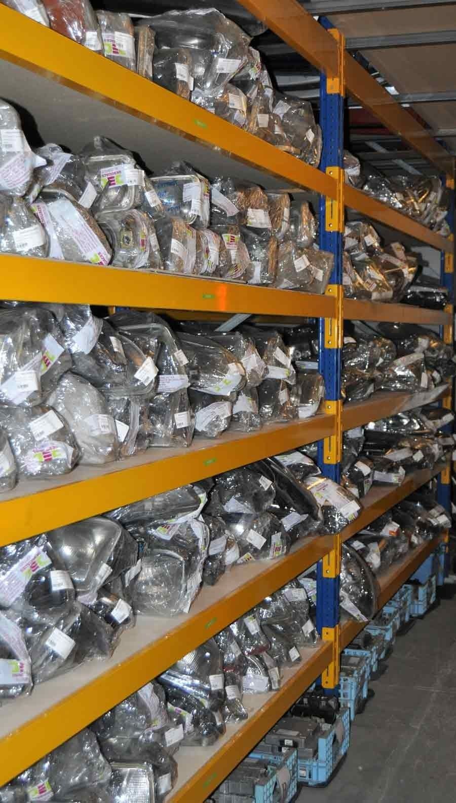 Un almacén lleno de muchas bolsas de diversos artículos.