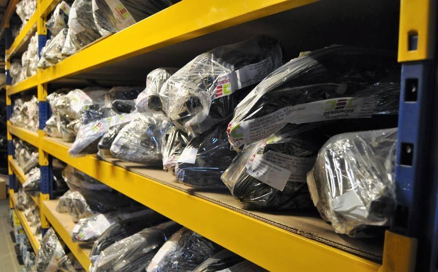 Un almacén lleno de muchas bolsas de ropa en los estantes.