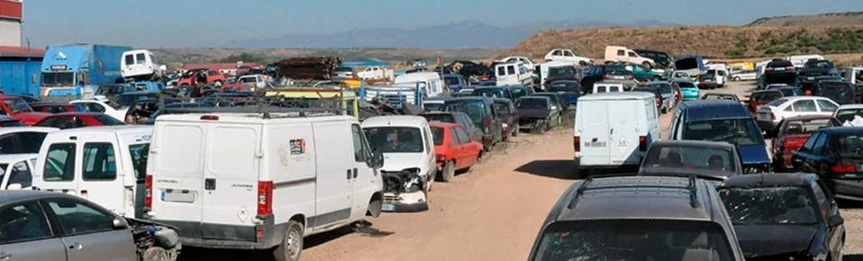 Muchos coches circulan por un camino de tierra