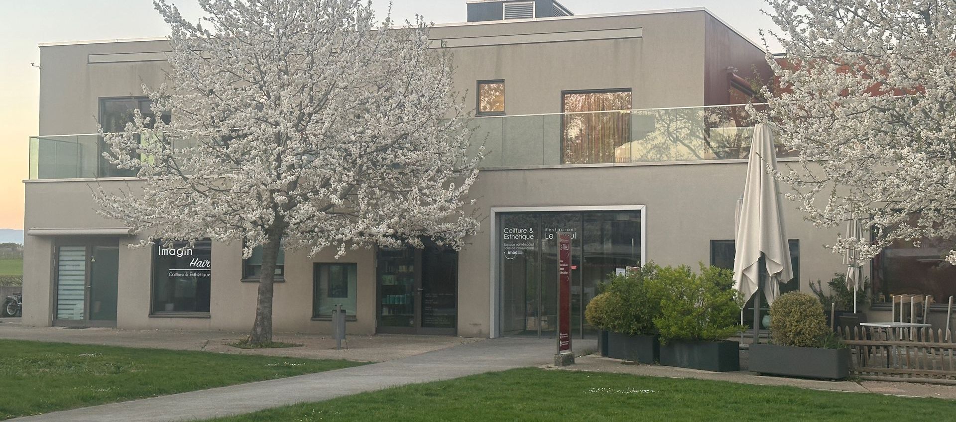 Une femme se fait masser dans un spa.