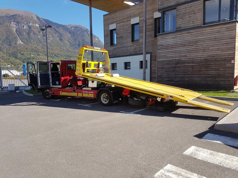 Camion de dépannage au soleil