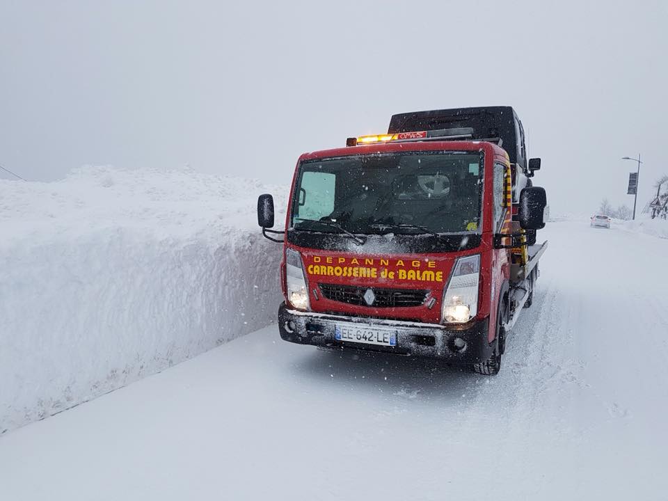 Camion sous la neige