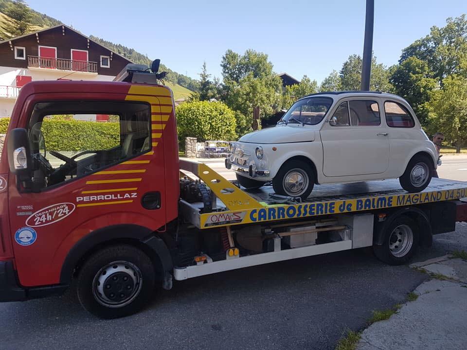 Voiture vintage avec camion
