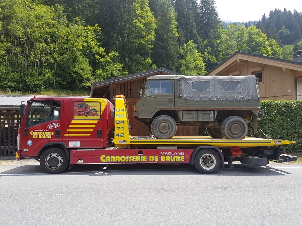 Camion de dépannage avec voiture