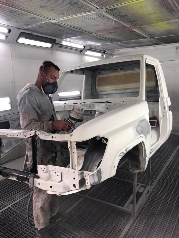 Réparation d'une voiture de police municipale