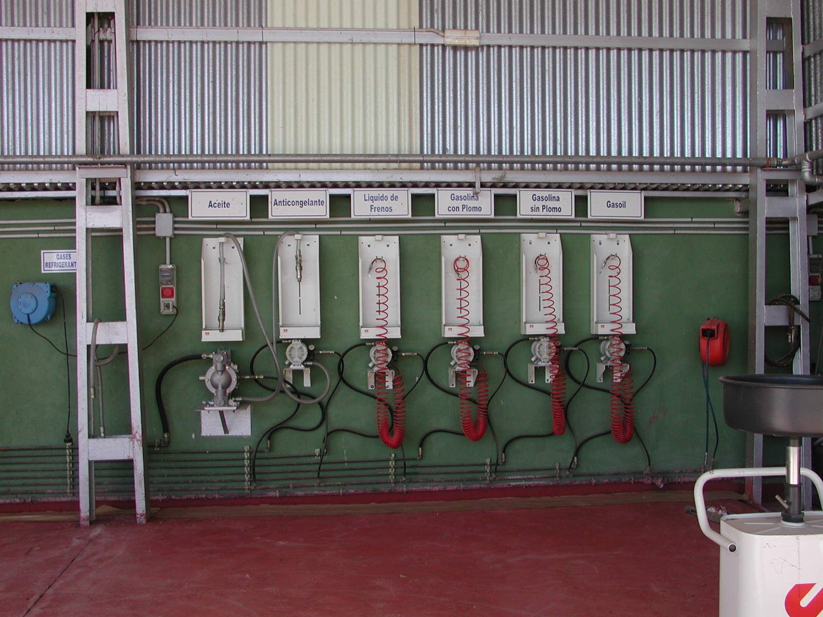 Una fila de enchufes eléctricos están alineados contra una pared verde