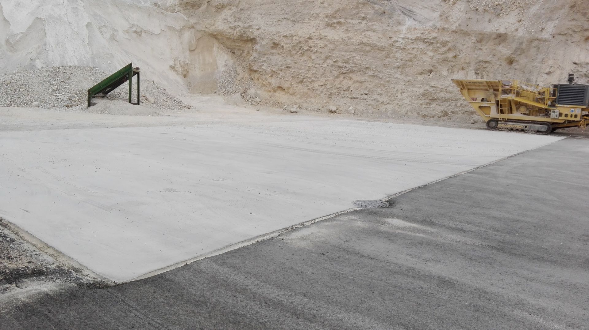 Una gran losa de hormigón se encuentra en el medio de un campo de tierra.