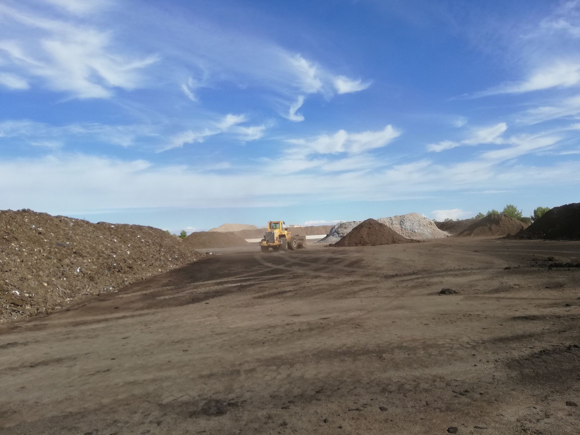 Un gran montón de tierra está en medio de un campo de tierra.