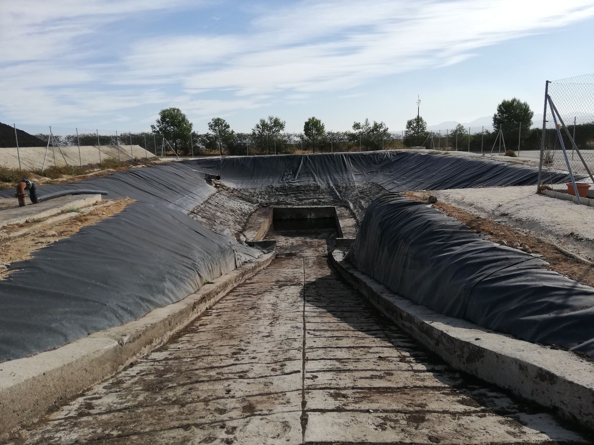 Una gran masa de agua está siendo cubierta con plástico negro.