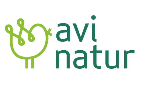 El logotipo de Avi Natur tiene un pájaro verde.