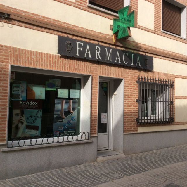 Exterior de una farmacia, cartel de 